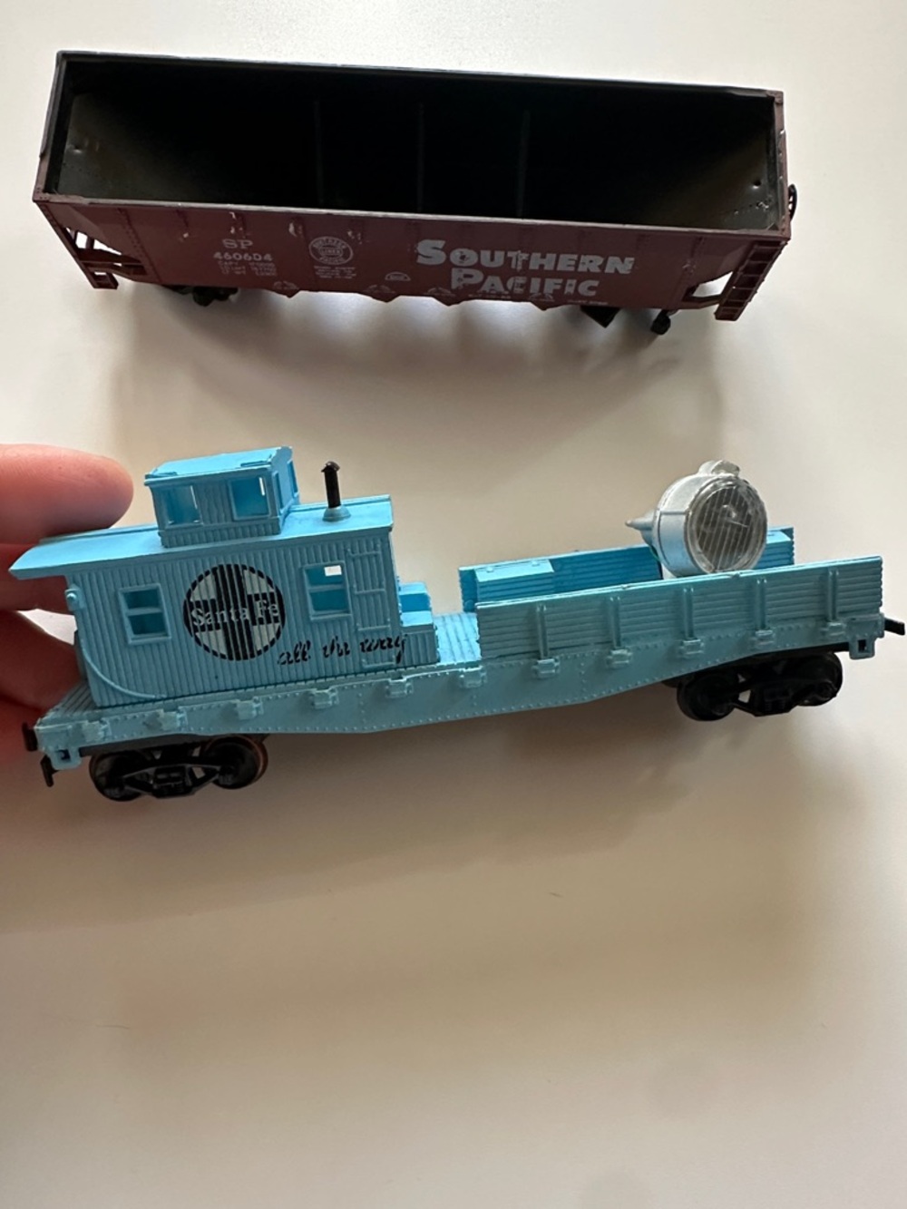 Santa Fe Blue Caboose Train Car and Southern Pacific Sp 460604 HO